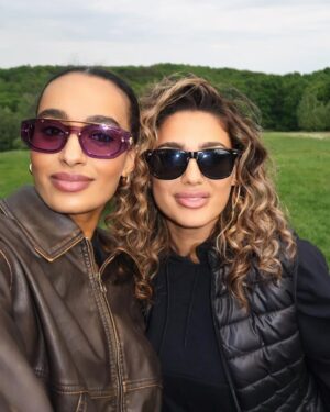 Yasmine Taty Instagram - ~ OPEKAČKA 2024 🤍

Aa taak nám bolo dobre 😁 každý sa dobre najedol a išli sme domov 😂. @anitasoulofficial Urobila jeden neskutočný koláč, ústa máme samozrejme od neho na fotke ! Choďte si pýtať recept (povedala že lahký … ) ! Deti sa zahrali aj dobili 😂. Najlepšia atrakcia bola samozrejme bobová dráha kde som sa bála , že vypadneme s Khloé obidve 😅. #Opekacka2024 #dobrebolo