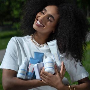 Yasmine Taty Instagram - DAVINES X @yasmine_taty. 🤝🌱

Naša ambasádorka @yasmine_taty vyzerá naozaj skvelo.🤩💛

Prečo? Používa produkty Davines a s radou SU chráni svoje vlasy a pokožku pred slnečným žiarením. Mimo to chráni životné prostredie a prispieva k udržateľnej iniciatíve.🌍

@yasmine_taty ďakujeme! 💛
.
.
.
Všetky produkty Davines sú vyrobené z prírodných zložiek a skutočne udržateľné. Zakúpiť ich vieš v každom Davines salóne alebo na e-shope www.haircentrum.sk.🌍

#vlasy #vlasovakozmetika #udrzatelnost #sampon #davines #vlasykorunakrasy #kozmetika #uces #vlasovastarostlivost #vianoce #udrzatelnost #vlasovedoplnky #krasa #zdravevlasy #dnescesem #krasnevlasy #dlhevlasy #kadernik #kadernictvo #kadernicka #dnescesem #vlasoveucesy #davines #kadernictvanaslovensku #slovensko #kadernictvabratislava