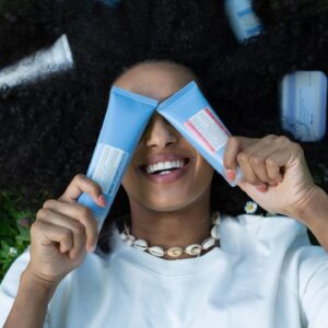 Yasmine Taty Instagram - DAVINES X @yasmine_taty. 🤝🌱

Naša ambasádorka @yasmine_taty vyzerá naozaj skvelo.🤩💛

Prečo? Používa produkty Davines a s radou SU chráni svoje vlasy a pokožku pred slnečným žiarením. Mimo to chráni životné prostredie a prispieva k udržateľnej iniciatíve.🌍

@yasmine_taty ďakujeme! 💛
.
.
.
Všetky produkty Davines sú vyrobené z prírodných zložiek a skutočne udržateľné. Zakúpiť ich vieš v každom Davines salóne alebo na e-shope www.haircentrum.sk.🌍

#vlasy #vlasovakozmetika #udrzatelnost #sampon #davines #vlasykorunakrasy #kozmetika #uces #vlasovastarostlivost #vianoce #udrzatelnost #vlasovedoplnky #krasa #zdravevlasy #dnescesem #krasnevlasy #dlhevlasy #kadernik #kadernictvo #kadernicka #dnescesem #vlasoveucesy #davines #kadernictvanaslovensku #slovensko #kadernictvabratislava