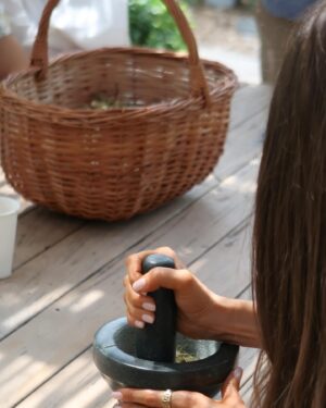 Yasmine Taty Instagram - ~ Dnes trávim celý deň v Davines Village, objavujem, voniam a ochutnávam nové veci ! 
Je super vidiet firmu, ktorá to nerobí iba pre zisk ale pre zdravie ludí a našu prírodu. 💚🌿☘️🌾 

@davines_slovensko @davinesofficial