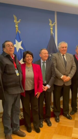 Yasna Provoste Instagram - Hemos recibido en el @senadochile a la Federación de Taxis Colectivos de #Atacama 🇨🇱 La región es testigo de un conflicto donde las autoridades locales no han sido capaces de avanzar en diálogo. Como senadores por Atacama seguiremos colaborando para que se considere una implementación integral del nuevo sistema de transporte público, que escuche a todos los sectores. 

Agradecemos al presidente del Senado @senadorjosegarciaruminot por permitirnos levantar en el parlamento, la voz por #Atacama y sus habitantes.