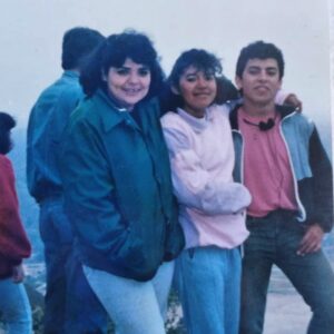 Yasna Provoste Instagram - Mansa perso la mía con esa chasquilla! 😂
Tiempos universitarios🥹, 19 añitos con mis amigos de la @upla_comunica!!