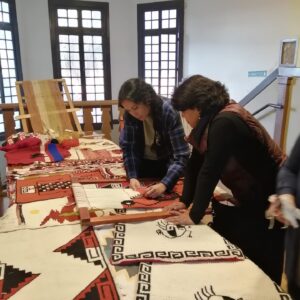 Yasna Provoste Instagram - ¡Qué día tan especial tuve ayer celebrando nuestros patrimonios en Atacama! 

Entre las actividades que no les alcancé a mostrar, están la concreción de la Firma de los Fondos Regionales de Inversión Local (FRIL) con la presentación de dos nuevos camiones para Freirina: Uno limpiafosa y otro multipropósito. Una gran noticia para mejorar la calidad de vida de las vecinas, vecinos y sus familias!! (Me invitaron a subirme en la última foto!😅)

Luego, al finalizar la jornada, tuve la oportunidad de visitar la Exposición de taller de textil diaguita en telares de la Provincia del Huasco. Ver el talento y el trabajo de nuestros artesanos manteniendo viva nuestra herencia cultural sencillamente me llenó el corazón ✨✨

El Día de los Patrimonios continúa! Les invito a que descubran las más de 100 actividades que ofrece nuestra región de Atacama para disfrutar de esa riqueza que nos caracteriza.
Www.diadelospatrimonios.cl