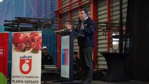 Yasna Provoste Instagram - Muy buenas noticias para la agricultura atacameña 🍇🍇
El #ProtocoloSystemsApproach ya empieza a ser realidad‼️
Gracias al acuerdo entre los Gobiernos de Chile 🇨🇱🇨🇱 y Estados Unidos 🇺🇸🇺🇸, y al trabajo  principalmente de nuestros productores pequeños y medianos, nuestra uva de  mesa podrá responder a los más exigentes estándares de calidad del mercado norteamericano, al eliminar la fumigación en el proceso de producción. 
Agradecemos la presencia en ceremonia de anuncio de este gran acontecimiento, del Ministro de Agricultura @estebanvalenzuelavt, de la Embajadora de USA en nuestro pais #BernadetteMeehan, de la Subsecretaria de Relaciones Económicas Internacionales de Cancillería @clausanhueza_ , y de los dirigentes de las principales organizaciones de productores agrícolas de Chile, quienes desde su rol, se la jugaron por sacar adelante el protocolo. 
Destacar muy especialmente el aporte de los Senadores de Atacama @yasnaprovostecampillay @senador.rafaelprohens, que jugaron un rol clave para destrabar las conversaciones a nivel de Cancillería, lo que posibililitó que se cerrara el acuerdo.
Como @goreatacama, junto con @corfoatacama, aportamos con los recursos para los trabajos de habilitación del sitio de inspección, en empresa @unifrutti_chile.
Un reconocimiento especial al trabajo y perseverancia de @apeco.cl, pilar fundamental para el logro de este gran objetivo.
Trabajando en alianza, potenciando la red de colaboración, seguimos avanzando 🤝🤲🙌
@minagricl @coreatacama @frutasdechilecl @fedefrutafg 
@alejandranarvarez