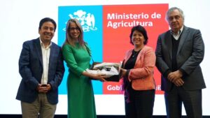 Yasna Provoste Instagram - Muy buenas noticias para la agricultura atacameña 🍇🍇
El #ProtocoloSystemsApproach ya empieza a ser realidad‼️
Gracias al acuerdo entre los Gobiernos de Chile 🇨🇱🇨🇱 y Estados Unidos 🇺🇸🇺🇸, y al trabajo  principalmente de nuestros productores pequeños y medianos, nuestra uva de  mesa podrá responder a los más exigentes estándares de calidad del mercado norteamericano, al eliminar la fumigación en el proceso de producción. 
Agradecemos la presencia en ceremonia de anuncio de este gran acontecimiento, del Ministro de Agricultura @estebanvalenzuelavt, de la Embajadora de USA en nuestro pais #BernadetteMeehan, de la Subsecretaria de Relaciones Económicas Internacionales de Cancillería @clausanhueza_ , y de los dirigentes de las principales organizaciones de productores agrícolas de Chile, quienes desde su rol, se la jugaron por sacar adelante el protocolo. 
Destacar muy especialmente el aporte de los Senadores de Atacama @yasnaprovostecampillay @senador.rafaelprohens, que jugaron un rol clave para destrabar las conversaciones a nivel de Cancillería, lo que posibililitó que se cerrara el acuerdo.
Como @goreatacama, junto con @corfoatacama, aportamos con los recursos para los trabajos de habilitación del sitio de inspección, en empresa @unifrutti_chile.
Un reconocimiento especial al trabajo y perseverancia de @apeco.cl, pilar fundamental para el logro de este gran objetivo.
Trabajando en alianza, potenciando la red de colaboración, seguimos avanzando 🤝🤲🙌
@minagricl @coreatacama @frutasdechilecl @fedefrutafg 
@alejandranarvarez