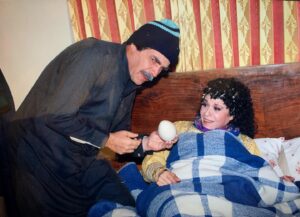 Yasser Al Azmah Instagram - مع الفنانة القديرة سامية الجزائري من حلقة مطلقة وأرملة وحردانة مرايا 97 
#ياسر_العظمة #سامية_الجزائري #مرايا