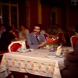 Yasser Al Azmah Instagram - قالت مرتي خود ضيوفك عشيهم بالسوق
تعشو وشبعو أما الداعي تعشالك خازوق

قالت مرتي خود ضيوفك عشيهم بالسوق

حطلي الكرسون لوحدو من الميه صنفين 
وطلبي كان تلت صحون نزلي عشرين 

قالت مرتي خود ضيوفك عشيهم بالسوق

قلتلو لحمة وسرڤيس وشوية كبيس 
جبلي لسان وكبدة وسمكة وفطر وكبة حميص

قالت مرتي خود ضيوفك عشيهم بالسوق

رفقاتي بدهم يتحلو وياميتر استعجل 
بدهم بصمة وقشطة وبوظة وشوكلاته وكراميل 

قالت مرتي خود ضيوفك عشيهم بالسوق

شو اكابر هالكرسون ضيفنا أناناس 
ولما قريت الفاتورة مسجلها بالراس 

قالت مرتي خود ضيوفك عشيهم بالسوق

منظر هالفاتورة وحدو خلاني صفرن 
تبينلي رقم عشرين وقدامو صفرين 

يلي بيتعشى بالسوق بيتمحلى بخازوق
بيتمحلى بخازوق 

#ياسر_العظمة #أغاني_مرايا