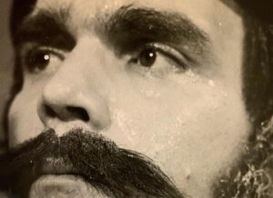 Yasser Al Azmah Instagram - صور تذكارية من مسلسل الشاطر والمشطور عام 1973 من تأليفي وإخراج الفنان الصديق سليم صبري ولم تعرض منه إلا حلقة واحدة وفقدت باقي الحلقات خلال حرب 73 
يبدو في الصورة الزملاء والزميلات بسام لطفي ، ثراء دبسي ، انطوانيت نجيب ، نبيل خزام في اول ظهور له ، عصام عبه جي ، رياض شحرور ، عبد الله النشواتي (أبو شاكر) 
#ياسر_العظمة #الشاطر_والمشطور