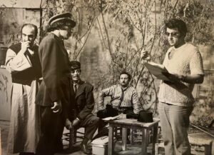 Yasser Al Azmah Instagram - صور تذكارية من مسلسل الشاطر والمشطور عام 1973 من تأليفي وإخراج الفنان الصديق سليم صبري ولم تعرض منه إلا حلقة واحدة وفقدت باقي الحلقات خلال حرب 73 
يبدو في الصورة الزملاء والزميلات بسام لطفي ، ثراء دبسي ، انطوانيت نجيب ، نبيل خزام في اول ظهور له ، عصام عبه جي ، رياض شحرور ، عبد الله النشواتي (أبو شاكر) 
#ياسر_العظمة #الشاطر_والمشطور