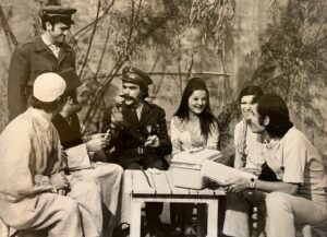 Yasser Al Azmah Instagram - صور تذكارية من مسلسل الشاطر والمشطور عام 1973 من تأليفي وإخراج الفنان الصديق سليم صبري ولم تعرض منه إلا حلقة واحدة وفقدت باقي الحلقات خلال حرب 73 
يبدو في الصورة الزملاء والزميلات بسام لطفي ، ثراء دبسي ، انطوانيت نجيب ، نبيل خزام في اول ظهور له ، عصام عبه جي ، رياض شحرور ، عبد الله النشواتي (أبو شاكر) 
#ياسر_العظمة #الشاطر_والمشطور