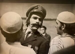 Yasser Al Azmah Instagram - صور تذكارية من مسلسل الشاطر والمشطور عام 1973 من تأليفي وإخراج الفنان الصديق سليم صبري ولم تعرض منه إلا حلقة واحدة وفقدت باقي الحلقات خلال حرب 73 
يبدو في الصورة الزملاء والزميلات بسام لطفي ، ثراء دبسي ، انطوانيت نجيب ، نبيل خزام في اول ظهور له ، عصام عبه جي ، رياض شحرور ، عبد الله النشواتي (أبو شاكر) 
#ياسر_العظمة #الشاطر_والمشطور