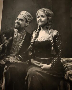 Yasser Al Azmah Instagram - من الارشيف 🔴 
صورة من تمثيلية تاريخية مع الفنانة  الراحلة الجميلة  هالة شوكت عام 66
#ياسر_العظمة #هالة_شوكت #ارشيف