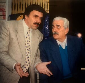 Yasser Al Azmah Instagram - صورة مع الراحل الفنان سليم كلاس أثناء تصوير حلقة فلهوي مرايا 1996 
#ياسر_العظمة #سليم_كلاس #مرايا #1996