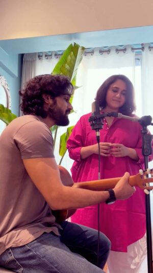 Yasser Desai Instagram - A small treat for the Gujju fans! 🌝♥️ 

Thank you @yasserdesai for doing this Gujarati song with me 🤗♥️ 

#navratri #kahopoonamna #vaarso #gujarati #instamusic