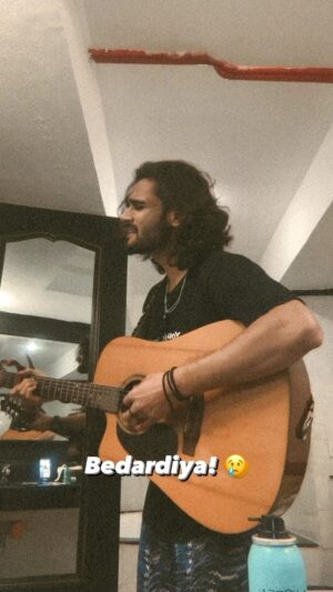 Yasser Desai Instagram - Show ke baad bhi chain nahi apne ko! 🌚❤️
P.S - Bhool chook maaf, awaaz tired hai! 😅
#yasserdesai #bedardiya #unplugged