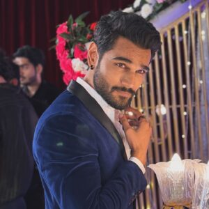 Yasser Desai Instagram - Where should I post this picture??? 🤷‍♂️
P.S - Send rishtas on heartbreaker@hotmail.com

#punintended #yasserdesai