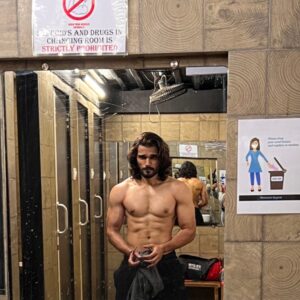 Yasser Desai Instagram - Singer ke saath model free! 🌚😝💪🏻
P.S - comment "❤️" for 7 days of good fuck! 
#yasserdesai #gym #fitness #falana #dhimkana
