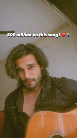 Yasser Desai Instagram - Qatl Agar karna ho, karna dheere se
UFFFF bhi nahi niklegi, mere honthon se! ❤️‍🩹🥺
P.S - shirtless se black kurte tak ka safar! 🤷‍♂️😐❤️

#yasserdesai #unplugged #jitnidafa