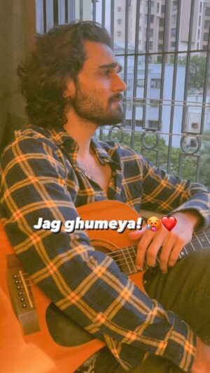 Yasser Desai Instagram - Me to my mirror! 💀❤️
P.S - Main gaata hu toh music apne aap bajta hai! 😝😂❤️
#yasserdesai #unplugged #sortof #reels