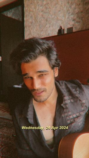 Yasser Desai Instagram - Tip tip paani barsaa do plz idhar Mumbai mein koi, bohot garmi hai! 😩❤️🔥

#yasserdesai #unplugged