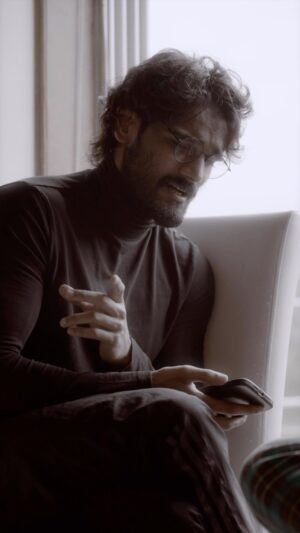 Yasser Desai Instagram - "Aaj kamaayenga, Kal baithke khaayenga...haaan Meri jaan" - Desi Steve Jobs 
@yolkstarr on guitars ❤️🔥💪🏻

#yasserdesai #unplugged #reels