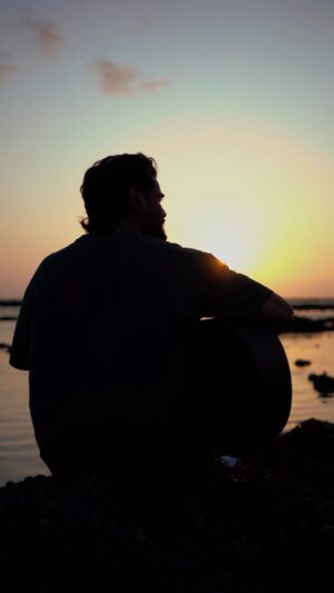 Yasser Desai Instagram - Sukoon! 🌚
Leave a ❤️ if you felt peace listening to this! 😘
#yasserdesai
