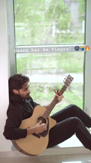 Yasser Desai Instagram - After "Bheege Honth Tere", This is one song that works like an aphrodisiac! 🌚🔥
Upar se @sunidhichauhan5 ke vocals! 😍
@songsteering ki composition! ❤️

#yasserdesai #unplugged
