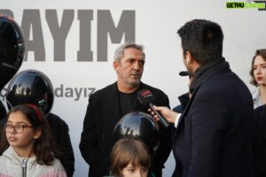 Yavuz Bingöl Instagram - “Hanzala bugün vuruldu ama hiç ölmedi!!! #hanzala 

Gazze İçin “Ben De Oradayım” gecesi öncesinde, Akm önünde Gazze’de ölen çocuklar için gökyüzüne binlerce balon uçuruldu. 

Sanatçıların, Türk ve Filistinli çocukların katılımıyla gerçekleşen buluşma CNN Türk ekranlarından, Emrah Çakmak’ın sunumuyla tüm Türkiye’ye canlı yayınlandı.. 

Balonlarda Filistin’li çizer Naci el Ali’nin, dünya çapında üne kavuşan Hanzala karakteri bulunuyordu. Karikatürist Ali, insanlığın Filistin’de yaşananlara sessiz kalmasından ötürü küskünlüğünün ifadesi olarak Hanzala’yı sürekli sırtı dönük halde resmetti. Hanzala’nın yüzü, Filistin özgür olduğunda görülecek… 

@cnnturk @yavuzbingolofficial @emrahcakmaktr