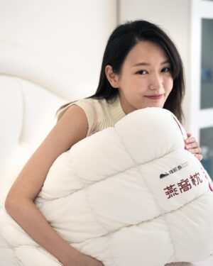 Yeh Ching Han Instagram - 對於每天化妝只要十分鐘搞定的我來說，從小到大不解為何媽媽出門前總得花三小時打扮，幫我造型要二小時？

近期看了舊照片才恍然明白，我們一起展現出各種不同風格的甜美、時尚、街頭和俏皮，這是媽媽是對美的執著，也是年輕時珍貴的回憶寫照。

於是，決定給她一份特別的禮物：枕頭！
這個睡眠島的枕頭不一般，裡頭藏著像魔法一樣的燕窩生物活性蛋白EGF因子，就像是溫暖的光芒融入她的臉龐，讓她肌膚散發出光彩，美夢連連。

華夫格的觸感柔軟，讓媽媽的夢境更加溫馨美好，上層軟綿細緻，下層支撐力，每晚睡得更舒適。加大尺寸，能在夢中盡情翻滾，享受無盡寧靜與美好。

謝謝妳無怨無悔的付出，現在換我來照顧妳。母親節快樂，媽媽。

折扣碼：
chinghan （折扣$200）
Pinkoi購買連結:
https://www.pinkoi.com/product/rQCiZQc5

#母親節快樂 #媽媽的禮物 #燕窩枕 #玻尿酸枕 #睡眠島  #枕頭 #過分愛美愛美不過分 #餵肌膚吃燕窩 #台灣品牌 #Dreamisland #Pinkoi @ilovepinkoi @dreamislandtaiwan