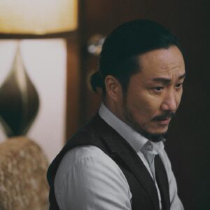 Yeh Ching Han Instagram - 沿著過往生命的脈絡進行梳理，夾雜許多對自己失望的軌跡，就算已經跌落到谷底，內心那一小部分充滿希望的自己，仍會對著你說：「加油！」而有前進下去的動力。

或許那是在現實的攀比和多重關係的壓力之下，讓人窒息且喘不過氣，同時認為自己做得到，理想與夢想參雜在一起，當我們並沒有真實達成心中所期盼的模樣時，最終累積的失望和落寞，讓我們成為不怎麼了不起的大人。

「這些事情一定都是我的錯，如果我做好，他就不會離開了。」

回過頭來發覺，其實身旁也不會有人真正的留下，就算走進了生活，內心也會慣性的回到過往的深淵裡去靠攏，無法享受當下所處的每一刻，纏繞著痛苦糾結而無法自拔，如同裡面所說的：「我不是什麼重要的人」

最終難過的事情還是發生了，卻像是過去那幾個相似的時刻，悲傷的事不斷地來來回回的循環，眼睛所看、身體所受和耳朵所聽都變成一幕幕在腦內重複播放的電影。直到有一天你的心真的累了，再也不想這樣下去了，才意識到連下一步都不知道該怎麼走。

在我們身處的世界裡，常常感到挫折無助，偶爾情緒溢滿到內心崩潰時，想好起來卻也無法自理，離開這世界的想法，成了生活的家常便飯，其實我們都想好好的活著。

如果死了就是真正的死了，永遠只能活在那個年歲，無法感受更美好的事情，沒辦法知道你不用完美也會有人愛著，留下的是還沒寫完的日記、同件大小的衣服和愛你的人們。

「這些是我沒有告訴你的秘密。」

破碎成玻璃渣的內心也想求救，帶著一個放棄逞強、無助孤單的自己，向身邊的人慢慢拆解並傾訴，試圖被理解，因為我們也渴望著有人真正能感同身受，承接住彼此的傷痛，擁抱脆弱再溫柔的並肩而行。

其實我們不用成為什麼了不起的大人，難過就哭開心就笑，憋不住了就打電話傾訴，把自己和別人的期盼做分離，把後悔跟傷痛做釋放，一片片慢慢拾起四分五裂的自己，重新組裝成一個新的靈魂，就算不完整也沒關係，帶著傷痛也沒關係，我們真正需要的是愛和關心，心靈的安慰遠大過於這一切，一個溫暖的擁抱無需言語，一個鼓勵和陪伴就能讓人鼓起勇氣繼續前行。

無論自己背負著多重的行李，無論我們給自己多少枷鎖，無論生命是不是走得下去，我們要知道，時間仍會翻過這一頁。

「我未必幫到你，但我會陪住你。」-Time Still Turns The Pages

就算幫不到你，也要記住——我都在。

謝謝 @light_year_images 讓我在電影院裡忍不住淚流滿面。

年少日記12/8療癒上映 @timestillturnsthepages @mm2hongkong

#年少日記 #timestillturnsthepages #mm2hongkong