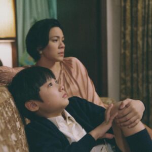Yeh Ching Han Instagram - 沿著過往生命的脈絡進行梳理，夾雜許多對自己失望的軌跡，就算已經跌落到谷底，內心那一小部分充滿希望的自己，仍會對著你說：「加油！」而有前進下去的動力。

或許那是在現實的攀比和多重關係的壓力之下，讓人窒息且喘不過氣，同時認為自己做得到，理想與夢想參雜在一起，當我們並沒有真實達成心中所期盼的模樣時，最終累積的失望和落寞，讓我們成為不怎麼了不起的大人。

「這些事情一定都是我的錯，如果我做好，他就不會離開了。」

回過頭來發覺，其實身旁也不會有人真正的留下，就算走進了生活，內心也會慣性的回到過往的深淵裡去靠攏，無法享受當下所處的每一刻，纏繞著痛苦糾結而無法自拔，如同裡面所說的：「我不是什麼重要的人」

最終難過的事情還是發生了，卻像是過去那幾個相似的時刻，悲傷的事不斷地來來回回的循環，眼睛所看、身體所受和耳朵所聽都變成一幕幕在腦內重複播放的電影。直到有一天你的心真的累了，再也不想這樣下去了，才意識到連下一步都不知道該怎麼走。

在我們身處的世界裡，常常感到挫折無助，偶爾情緒溢滿到內心崩潰時，想好起來卻也無法自理，離開這世界的想法，成了生活的家常便飯，其實我們都想好好的活著。

如果死了就是真正的死了，永遠只能活在那個年歲，無法感受更美好的事情，沒辦法知道你不用完美也會有人愛著，留下的是還沒寫完的日記、同件大小的衣服和愛你的人們。

「這些是我沒有告訴你的秘密。」

破碎成玻璃渣的內心也想求救，帶著一個放棄逞強、無助孤單的自己，向身邊的人慢慢拆解並傾訴，試圖被理解，因為我們也渴望著有人真正能感同身受，承接住彼此的傷痛，擁抱脆弱再溫柔的並肩而行。

其實我們不用成為什麼了不起的大人，難過就哭開心就笑，憋不住了就打電話傾訴，把自己和別人的期盼做分離，把後悔跟傷痛做釋放，一片片慢慢拾起四分五裂的自己，重新組裝成一個新的靈魂，就算不完整也沒關係，帶著傷痛也沒關係，我們真正需要的是愛和關心，心靈的安慰遠大過於這一切，一個溫暖的擁抱無需言語，一個鼓勵和陪伴就能讓人鼓起勇氣繼續前行。

無論自己背負著多重的行李，無論我們給自己多少枷鎖，無論生命是不是走得下去，我們要知道，時間仍會翻過這一頁。

「我未必幫到你，但我會陪住你。」-Time Still Turns The Pages

就算幫不到你，也要記住——我都在。

謝謝 @light_year_images 讓我在電影院裡忍不住淚流滿面。

年少日記12/8療癒上映 @timestillturnsthepages @mm2hongkong

#年少日記 #timestillturnsthepages #mm2hongkong
