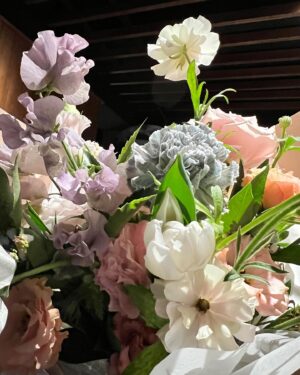 Yeh Ching Han Instagram - 這次生日過的溫馨快樂，結果只有僅存的照片能發出來，當下太開心都不想用手機。謝謝愛人們的祝福及陪伴，真的很幸福，心存感激。

一個人的旅行久了，除了享受以外，也有很多感觸，那就化作祝福一一送給你們：願我們能維持良善的循環，學會同理；願我們與所愛之人能常相廝守，永不分離；願我們能盡一己之力，無私的付出及分享；願我們能忠於本心，過自己想要的日子；願我們能健健康康，百毒不侵。

最後想說，這世界唯一不變的地方就是會變，所以我的IG在2024年會轉變型態，也請大家多多支持，讓我可以繼續胡搞下去，謝謝🤍