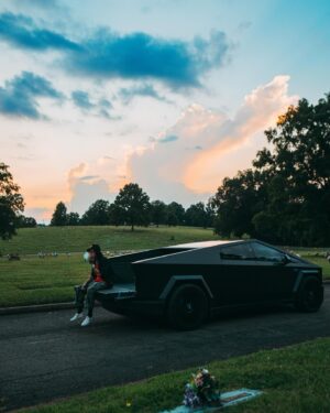 Yelawolf Instagram - sittin on the tail gate of a different kinda box these days .. @teslamotors Foundation Series Cyber Truck .. aye you can’t have War Story without a fighter jet in the drive way .. that black on black SLUMERICAN stealth bomber … I named her Temples Chariot !!!! CARS CARS FANCY CARS !!!! 🎥 @visualsbytyre #slumerican #tesla #cybertruck