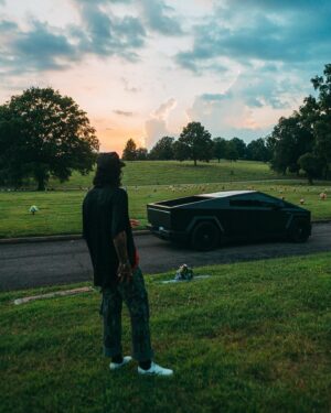 Yelawolf Instagram - sittin on the tail gate of a different kinda box these days .. @teslamotors Foundation Series Cyber Truck .. aye you can’t have War Story without a fighter jet in the drive way .. that black on black SLUMERICAN stealth bomber … I named her Temples Chariot !!!! CARS CARS FANCY CARS !!!! 🎥 @visualsbytyre #slumerican #tesla #cybertruck