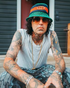 Yelawolf Instagram - focusing on bringing it all together .. yall know I wear my vision with every album and WAR STORY bout to combine all the years thus far .. all the styles .. all the GRIT !!! 🎥 : @visualsbytyre @slumerican #slumerican and we’re rolling out this @creekwaterwhiskey SMOKED 🍑 PEACH 2024 !!!!