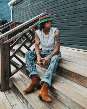 Yelawolf Instagram - focusing on bringing it all together .. yall know I wear my vision with every album and WAR STORY bout to combine all the years thus far .. all the styles .. all the GRIT !!! 🎥 : @visualsbytyre @slumerican #slumerican and we’re rolling out this @creekwaterwhiskey SMOKED 🍑 PEACH 2024 !!!!
