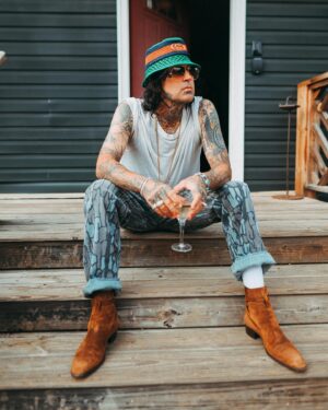 Yelawolf Instagram - focusing on bringing it all together .. yall know I wear my vision with every album and WAR STORY bout to combine all the years thus far .. all the styles .. all the GRIT !!! 🎥 : @visualsbytyre @slumerican #slumerican and we’re rolling out this @creekwaterwhiskey SMOKED 🍑 PEACH 2024 !!!!
