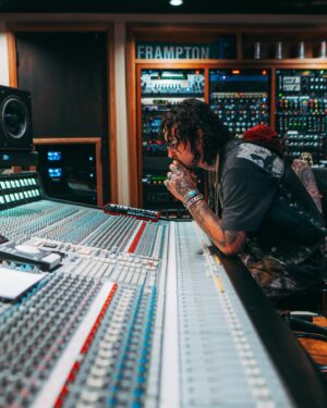 Yelawolf Instagram - rad day in the neighborhood .. caught up with my dawg’ @machinegunkelly and slipped into a writing session with him and @jellyroll615 .. ended up back at the @slumerican house at @eastirisstudios jammin .. @cfn_dawayoflife @twolanejames @jtloux @caskey in the GNG !!! 🎥 : @visualsbytyre #slumerican !!!!