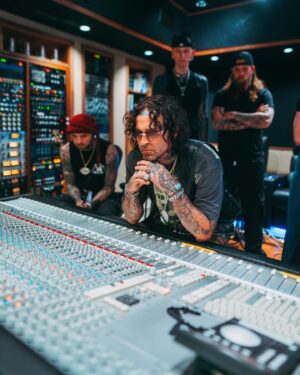 Yelawolf Instagram - rad day in the neighborhood .. caught up with my dawg’ @machinegunkelly and slipped into a writing session with him and @jellyroll615 .. ended up back at the @slumerican house at @eastirisstudios jammin .. @cfn_dawayoflife @twolanejames @jtloux @caskey in the GNG !!! 🎥 : @visualsbytyre #slumerican !!!!