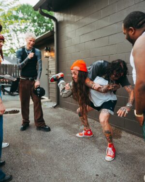 Yelawolf Instagram - rad day in the neighborhood .. caught up with my dawg’ @machinegunkelly and slipped into a writing session with him and @jellyroll615 .. ended up back at the @slumerican house at @eastirisstudios jammin .. @cfn_dawayoflife @twolanejames @jtloux @caskey in the GNG !!! 🎥 : @visualsbytyre #slumerican !!!!