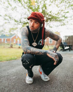 Yelawolf Instagram - rad day in the neighborhood .. caught up with my dawg’ @machinegunkelly and slipped into a writing session with him and @jellyroll615 .. ended up back at the @slumerican house at @eastirisstudios jammin .. @cfn_dawayoflife @twolanejames @jtloux @caskey in the GNG !!! 🎥 : @visualsbytyre #slumerican !!!!