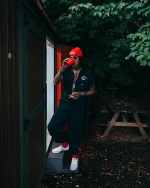 Yelawolf Instagram - BLACK MOUNTAIN NC showed up and showed out !!!! Thank you so much for such an amazing show we love yall and can’t wait to get back for another one !!!!! Thank you SILVERADOS for hosting us !! song in the clip TRAILER IN THE SKY with my boy @jellyroll615 !! @kleversworld @gflcowboy @jmichaelphillips419 @edward.crowe @cfn_dawayoflife @alex_heighton @newpaloop 🎥 : @visualsbytyre #slumerican WAR STORY !!!
