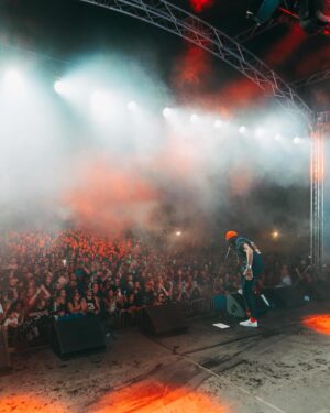 Yelawolf Instagram - BLACK MOUNTAIN NC showed up and showed out !!!! Thank you so much for such an amazing show we love yall and can’t wait to get back for another one !!!!! Thank you SILVERADOS for hosting us !! song in the clip TRAILER IN THE SKY with my boy @jellyroll615 !! @kleversworld @gflcowboy @jmichaelphillips419 @edward.crowe @cfn_dawayoflife @alex_heighton @newpaloop 🎥 : @visualsbytyre #slumerican WAR STORY !!!