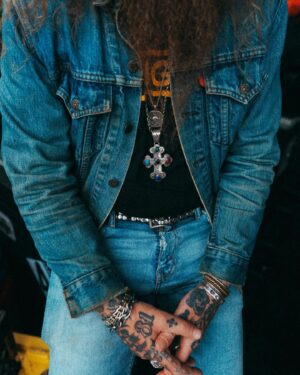 Yelawolf Instagram - BLACK MOUNTAIN NC showed up and showed out !!!! Thank you so much for such an amazing show we love yall and can’t wait to get back for another one !!!!! Thank you SILVERADOS for hosting us !! song in the clip TRAILER IN THE SKY with my boy @jellyroll615 !! @kleversworld @gflcowboy @jmichaelphillips419 @edward.crowe @cfn_dawayoflife @alex_heighton @newpaloop 🎥 : @visualsbytyre #slumerican WAR STORY !!!