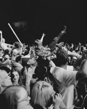 Yelawolf Instagram - BLACK MOUNTAIN NC showed up and showed out !!!! Thank you so much for such an amazing show we love yall and can’t wait to get back for another one !!!!! Thank you SILVERADOS for hosting us !! song in the clip TRAILER IN THE SKY with my boy @jellyroll615 !! @kleversworld @gflcowboy @jmichaelphillips419 @edward.crowe @cfn_dawayoflife @alex_heighton @newpaloop 🎥 : @visualsbytyre #slumerican WAR STORY !!!