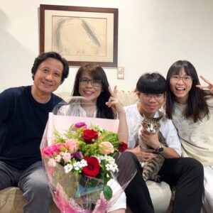 Yen-Ju Chen Instagram - 母親節快樂🌹
媽媽說她看到花會心花怒放
買了一束讓她怒放一下 

晚餐一起吃了好久沒有一起吃的餐廳
還送她她喜歡的多啦A夢
好可愛 笑的像少女

Btw 後面的畫是我3歲時畫的母親節繪畫比賽
當時還得了第三名？？？

簡單來說 我媽在我三歲時的眼中長那樣。

#和卡哩拍照很難
#要人工喬正他的頭