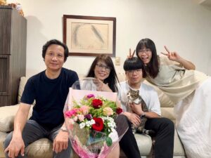Yen-Ju Chen Instagram - 母親節快樂🌹
媽媽說她看到花會心花怒放
買了一束讓她怒放一下 

晚餐一起吃了好久沒有一起吃的餐廳
還送她她喜歡的多啦A夢
好可愛 笑的像少女

Btw 後面的畫是我3歲時畫的母親節繪畫比賽
當時還得了第三名？？？

簡單來說 我媽在我三歲時的眼中長那樣。

#和卡哩拍照很難
#要人工喬正他的頭