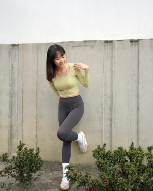 Yen-Ju Chen Instagram - 天氣冷 肉肉們團結取暖了！

@somos_03 的果綠上身舒適又顯白 超級喜歡💚✨
下身內刷毛保暖瑜伽褲 彈力不顯胖
很適合冷冷的冬天運動去☃️