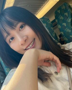 Yen-Ju Chen Instagram - 依稀記得的是心情很好 然後跟朋友說
如果我下巴有兩層 能不能去南港展覽館展覽

：拍來我看
：欸有三層 可以！