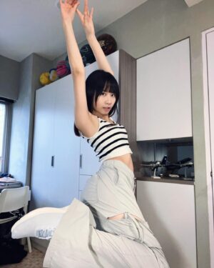 Yen-Ju Chen Instagram - 前陣子看到 @ifu.ig 有這件超好看的褲子
小工裝感又有現在很流行的蝴蝶結而且很少見（好燒）
就手刀跟漂亮的老闆娘說要下單的連結
結果竟然大缺貨！
漂亮老闆娘說等貨到跟我說～

過沒多久 我家警衛通知我有包裹
下樓一看 啊啊啊啊啊啊啊
又收到愛的小驚喜了
還包色！超級開心！迫不及待換上♪( ´▽｀)

謝謝 @ifu.ig 的漂亮老闆娘～

#深色淺色都好好看的餒